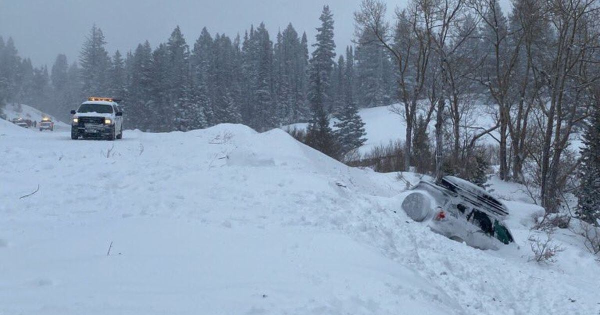 Little Cottonwood Canyon reopens after an avalanche struck a car