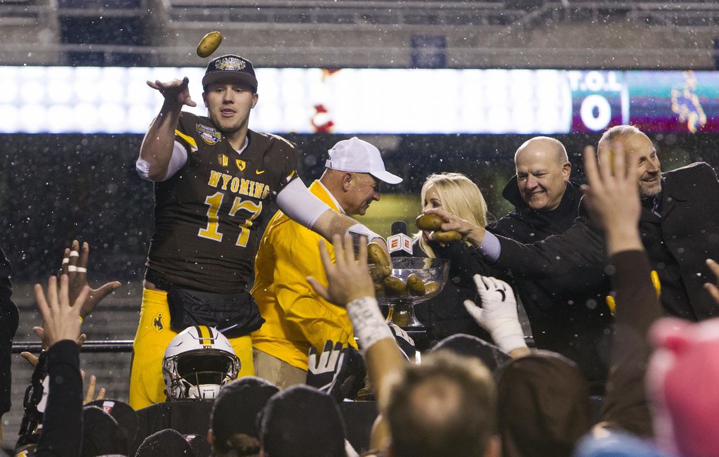 Josh Allen's FINAL College Game! (2017 Famous Idaho Potato Bowl CMU vs.  Wyoming) 