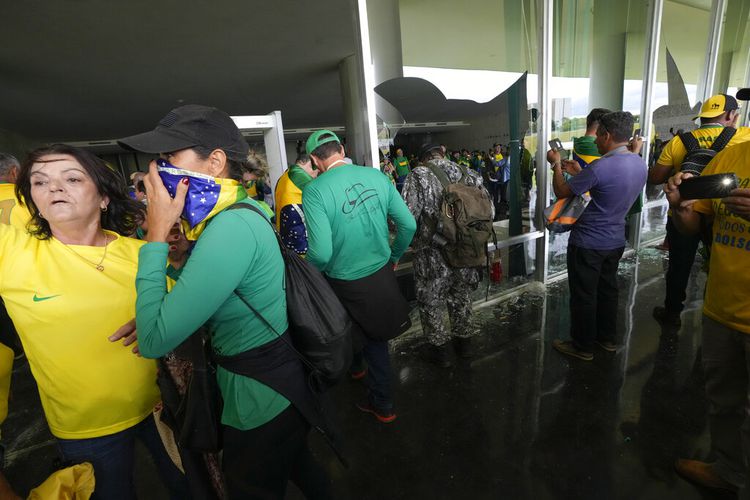 Bolsonaro supporters storm Brazil's presidential palace, Congress and  Supreme Court