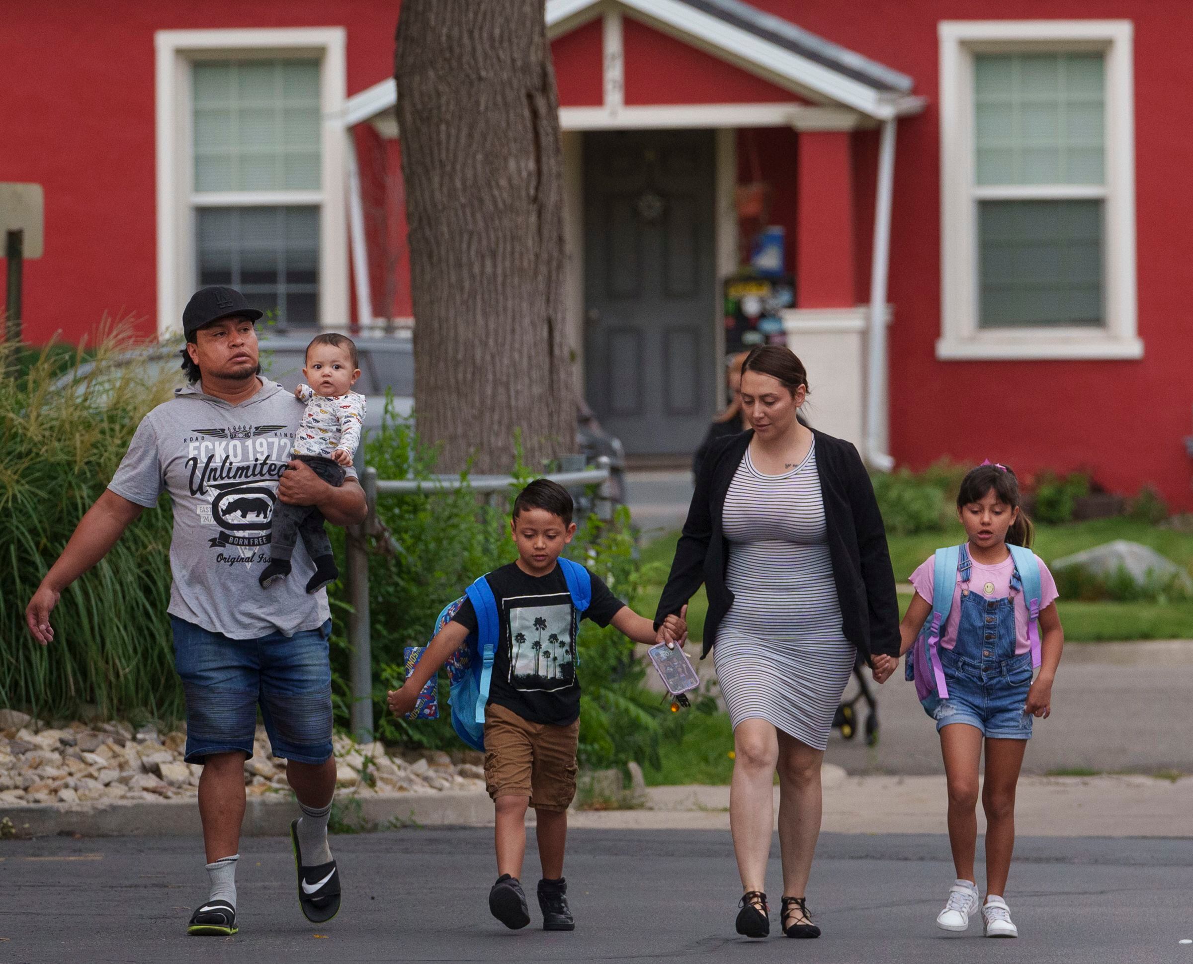 (Leah Hogsten | The Salt Lake Tribune) Padres y estudiantes caminan a clase el primer día de clases en la escuela primaria Mary W. Jackson, el 22 de agosto de 2023.