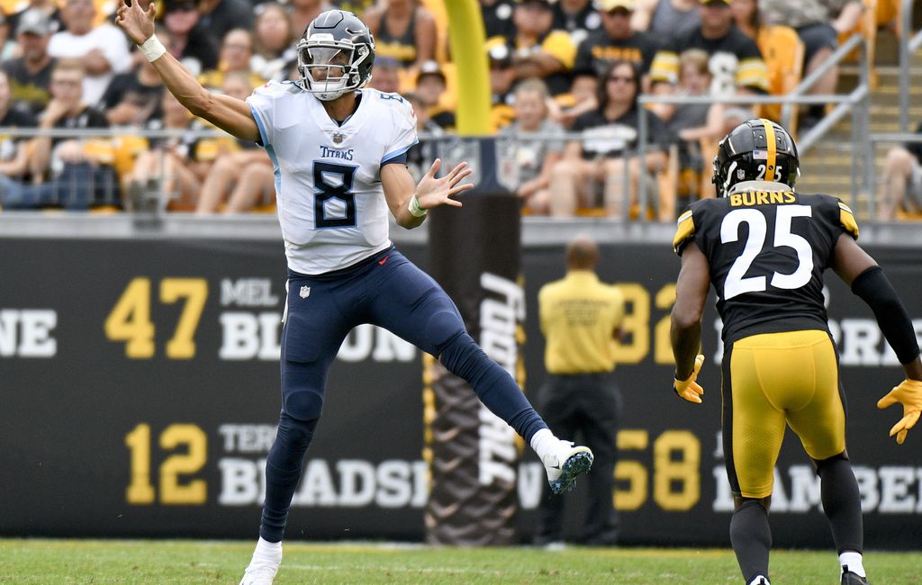 Tennessee Titans quarterback Marcus Mariota (8) looks to throw a