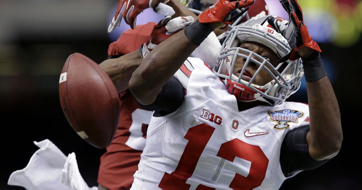 Cincinnati Bengals cornerback Vernon Hargreaves III (29) lines up