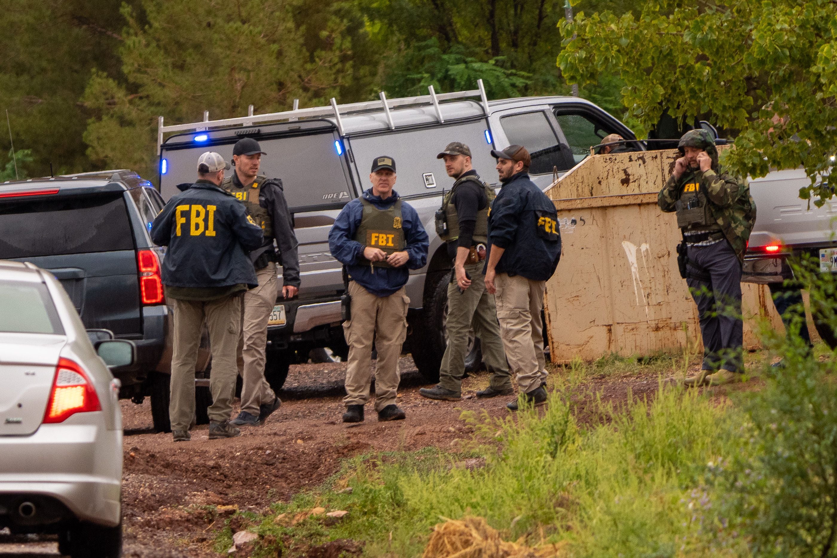 (Trent Nelson | The Salt Lake Tribune) FBI agents begin the search of a home where followers of Samuel Bateman live, in Colorado City, Ariz., on Tuesday, Sept. 13, 2022.