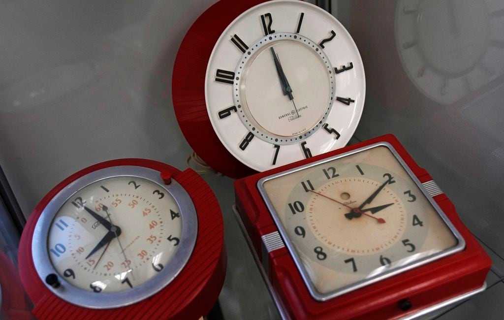 When does daylight savings time end and when do clocks 'fall back'? - AS USA