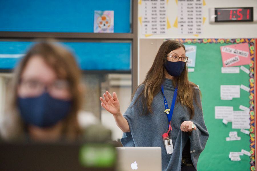 (Trent Nelson  |  The Salt Lake Tribune) Jennifer Frederick, a teacher at Mount Jordan Middle School in Sandy, conducting a discussion in her Utah studies class on Wednesday, December 15, 2020.