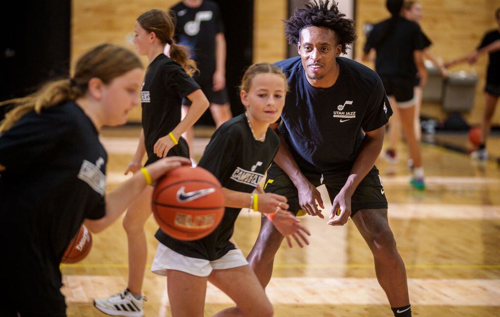 Sibling sensations: Girls basketball players follow paths of