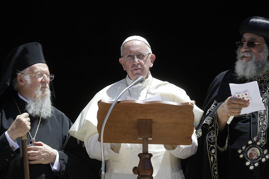 Pope Francis denounces âmurderous indifferenceâ by powers in Mideast 