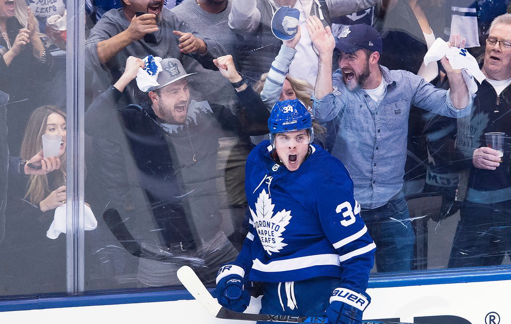 Auston Matthews reacts to putting on the (new) Leafs jersey for