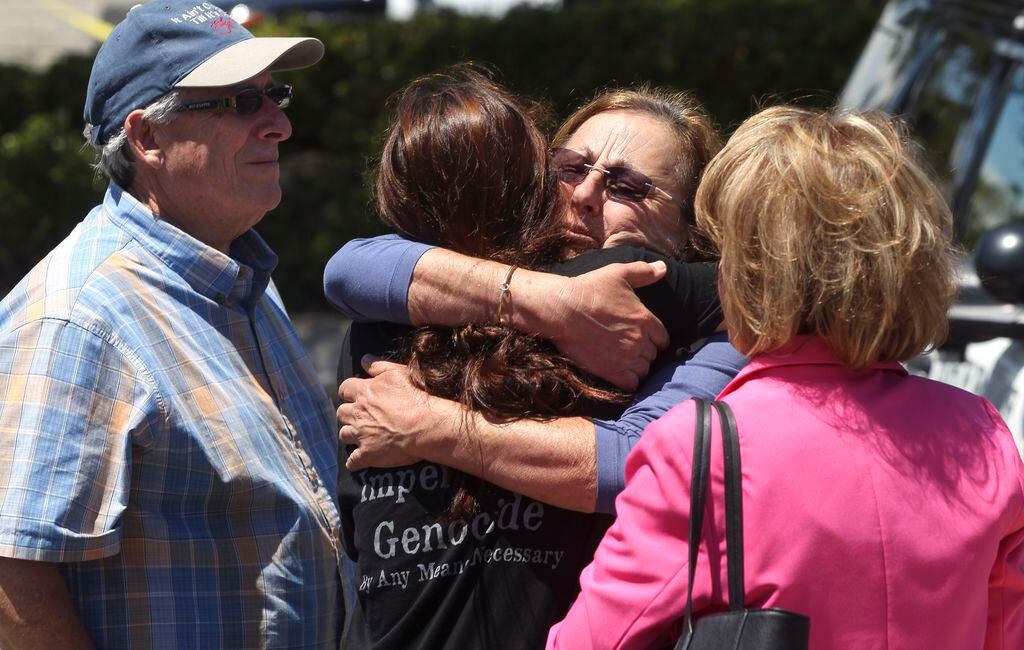 19-year-old kills 1, wounds rabbi and 2 others at California synagogue