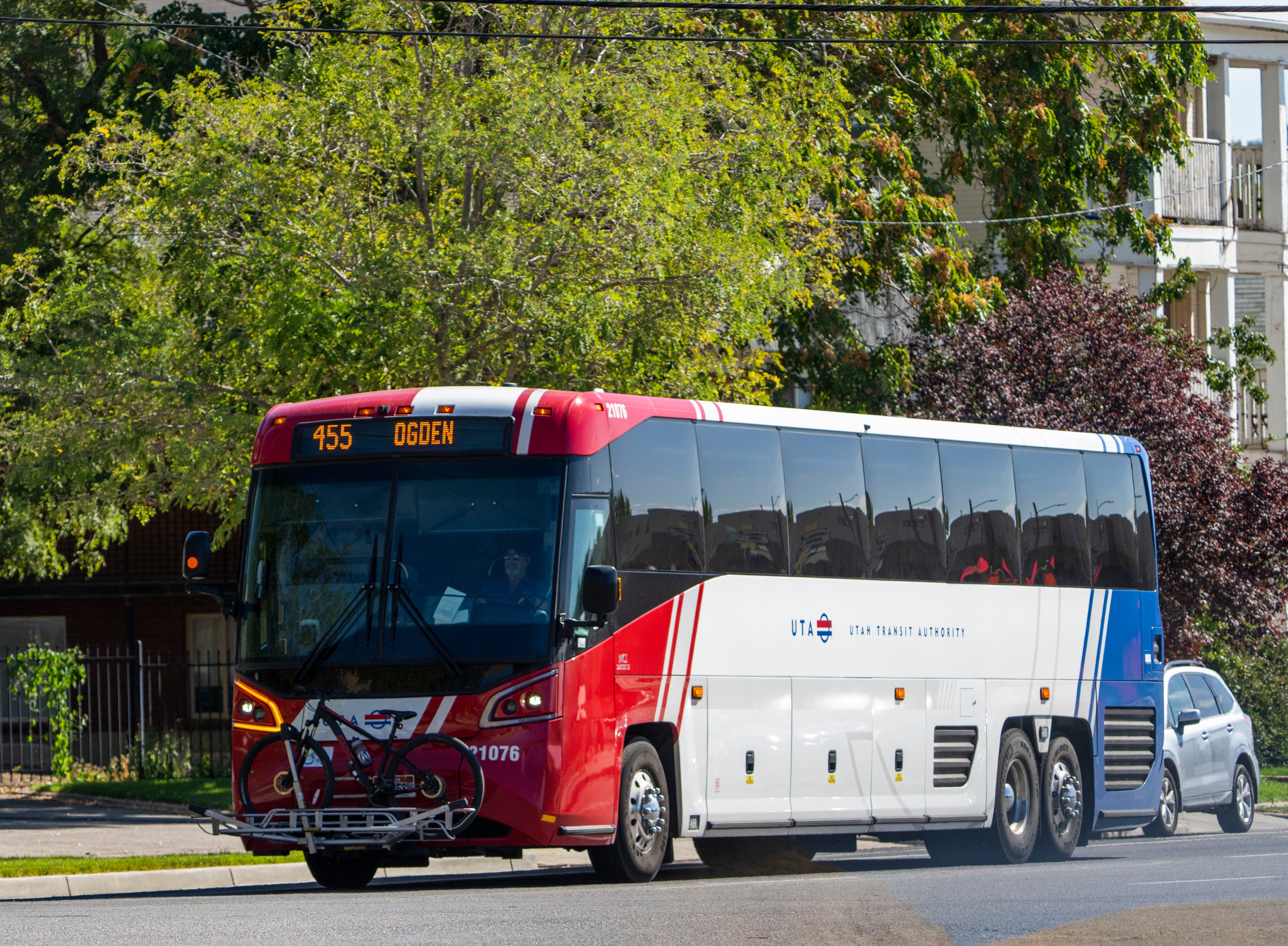 Bus rolls into retirement with ring - Deseret News