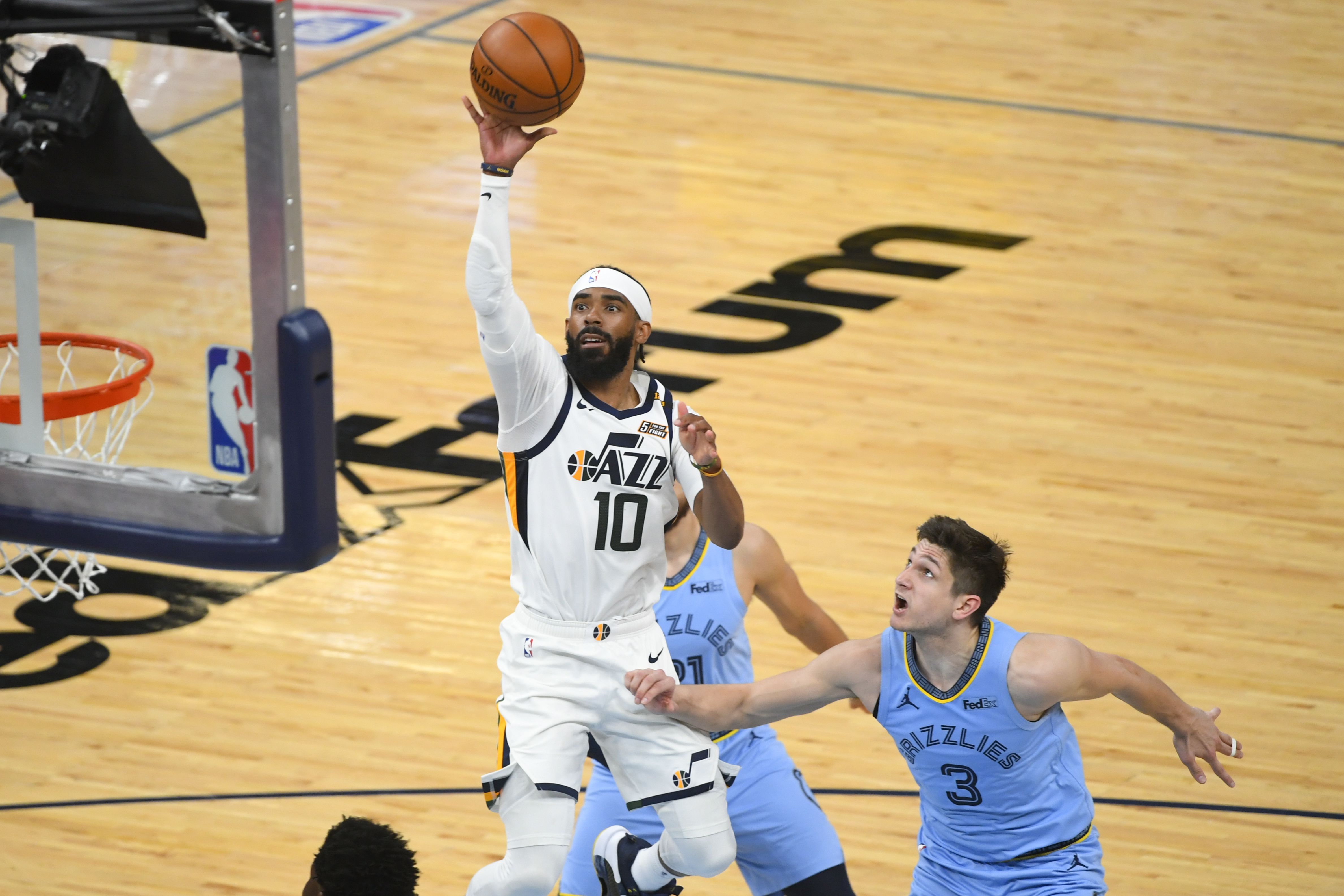 Jazz rout Grizzlies 121-105, improve to 4-0 at home