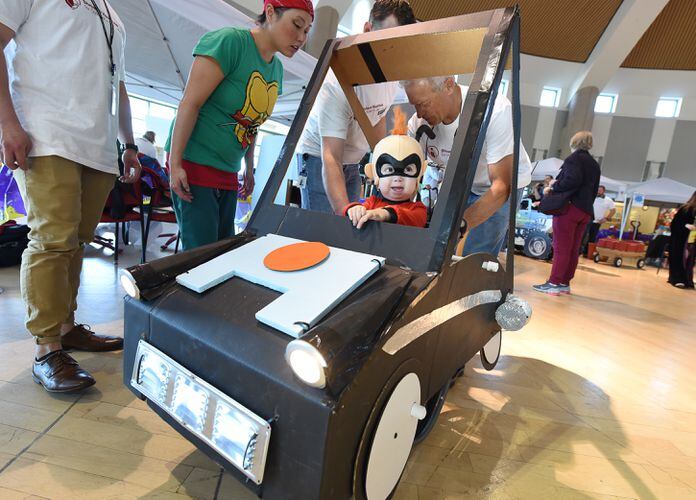 Trucco e treater età 11 con un robot spacesuit costume per Halloween. St  Paul Minnesota USA Foto stock - Alamy