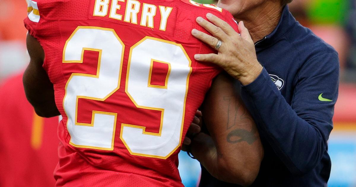 Eric Berry given heartwarming reception in Arrowhead Stadium return