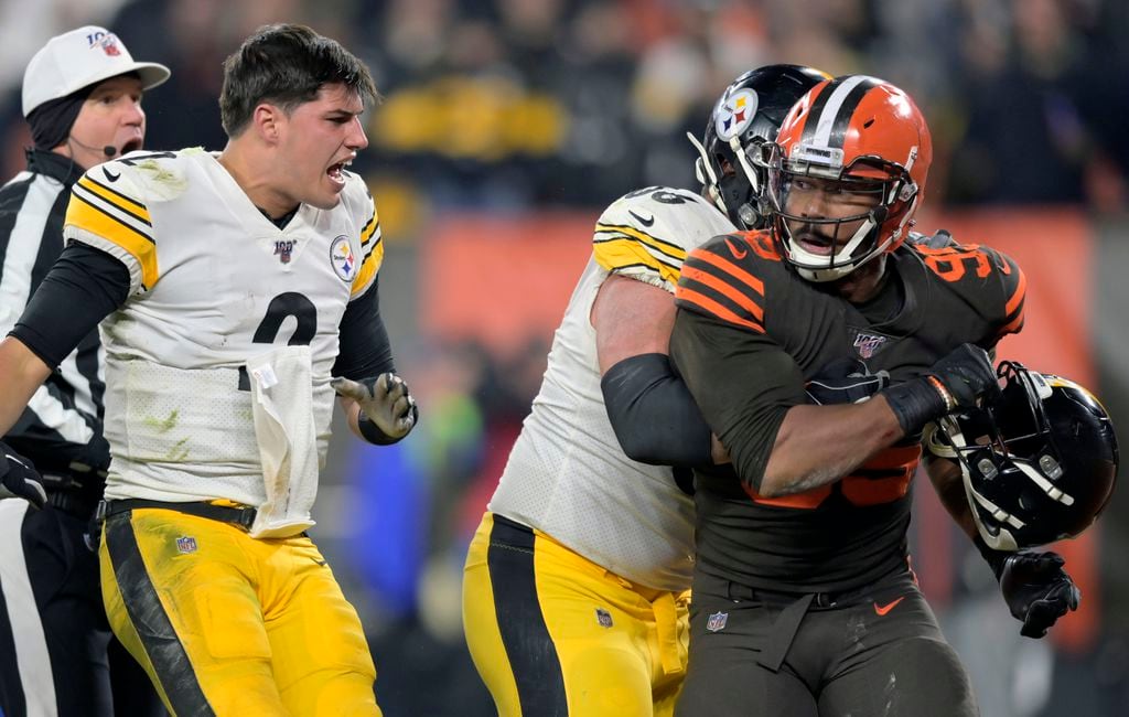 Photos: Browns' Myles Garrett swings helmet at Steelers' Mason