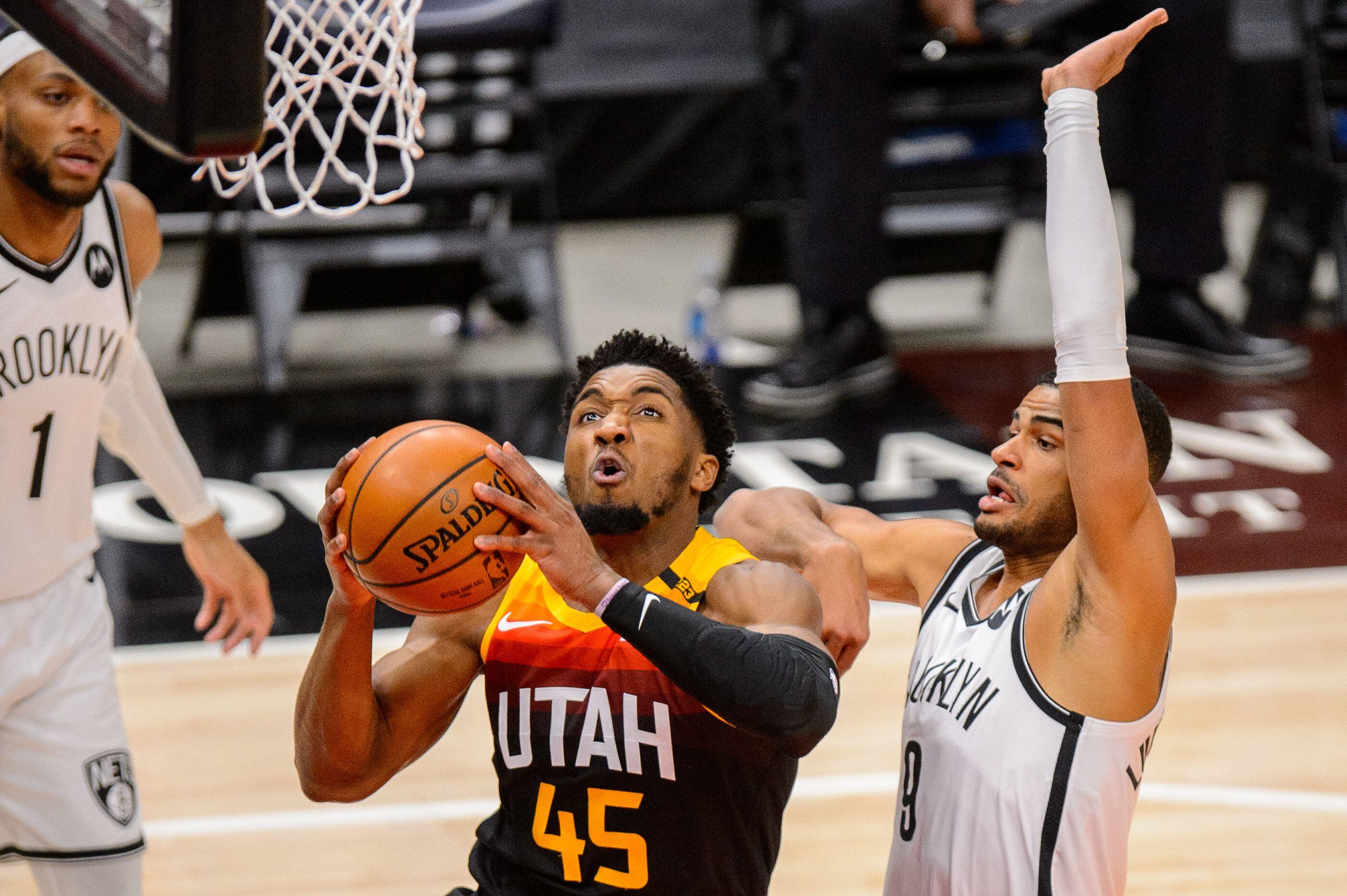 After emergency, Jazz's Donovan Mitchell to resume flying