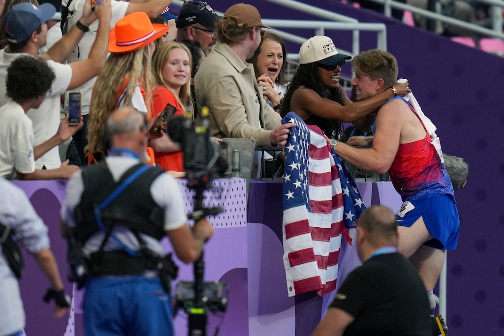 Hunter Woodhall, Tara Davis celebrate his Paralympic gold