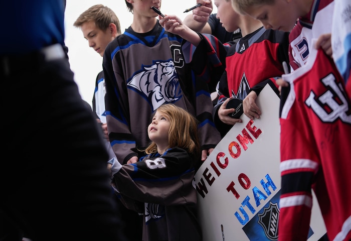 (Francisco Kjolseth  |  The Salt Lake Tribune) Young hockey fans gather at the airport for the arrival of the NHL team on Wednesday, April 24, 2024.