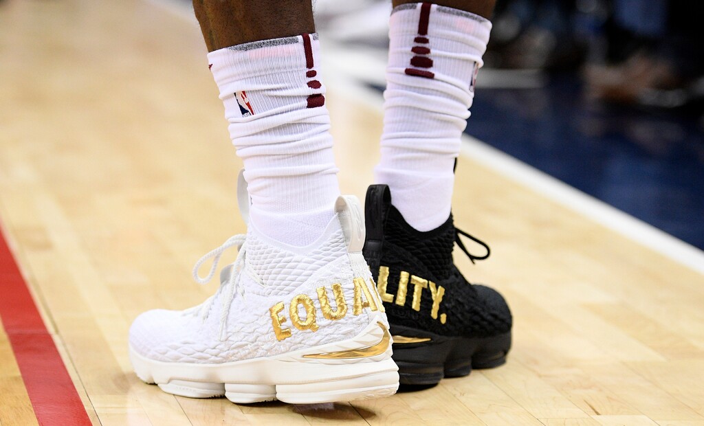 LeBron wears 1 black shoe 1 white shoe speaks about Trump