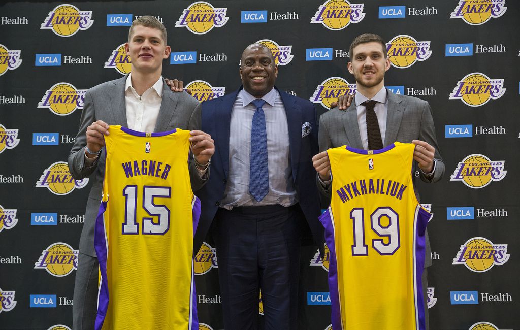 Magic Johnson weighs in on Clippers covering up Lakers' banners