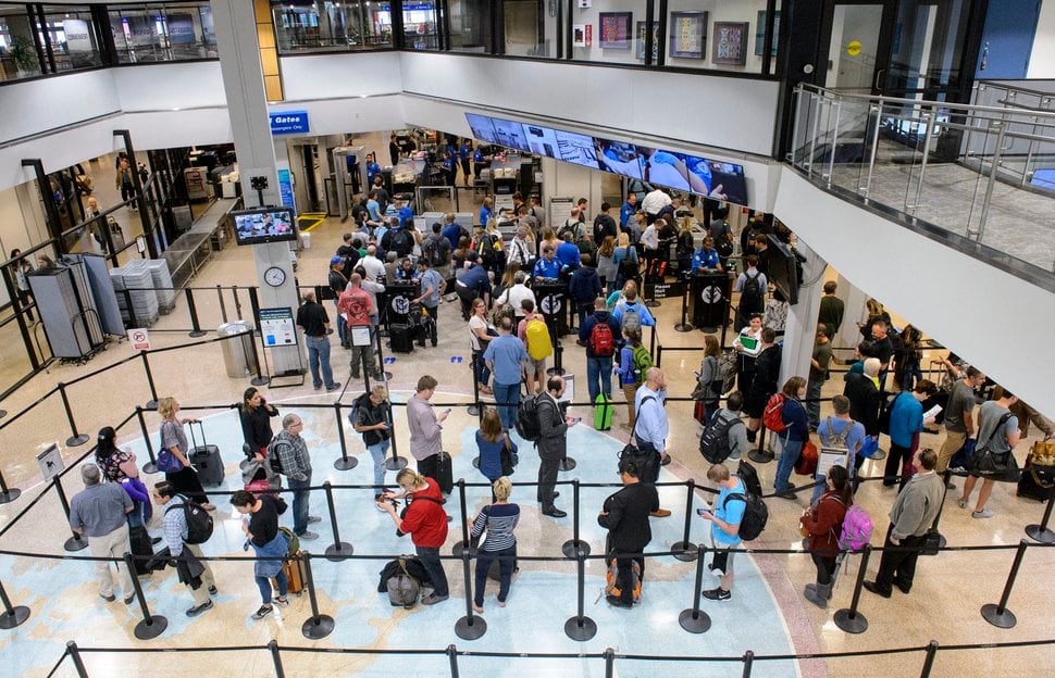 (Steve Griffin | The Salt Lake Tribune) Ligne de sécurité à l'aéroport international de Salt Lake à Salt Lake City le jeudi 5 octobre 2017.